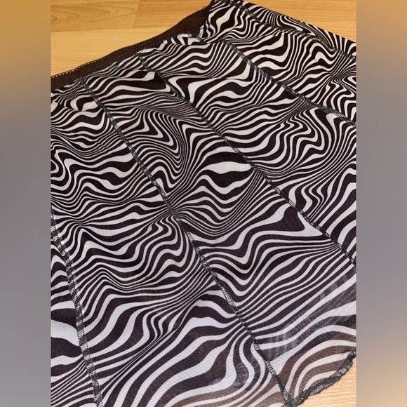 COPY - Y2K brown and beige mesh mini skirt ! 🤩🤎🖤🤎✨ (new without tags!) - Picture 2 of 10